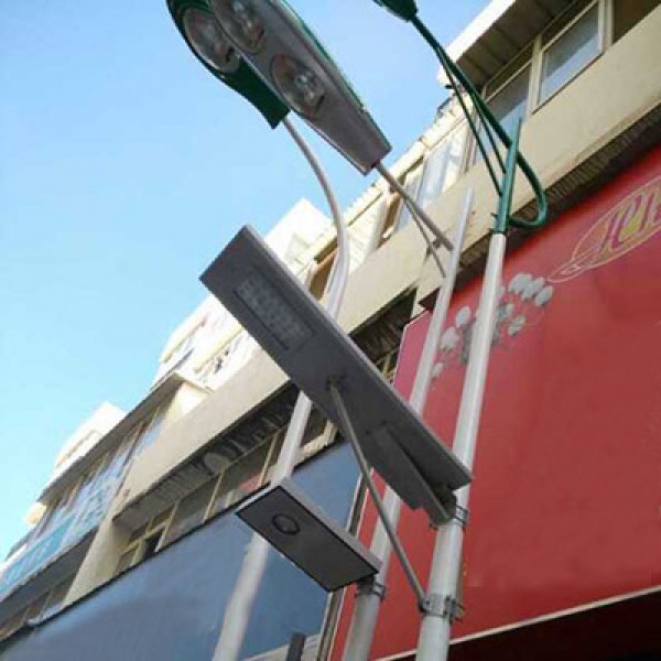 太陽(yáng)能(néng)锂電(dian)池路燈對比普通(tong)路燈